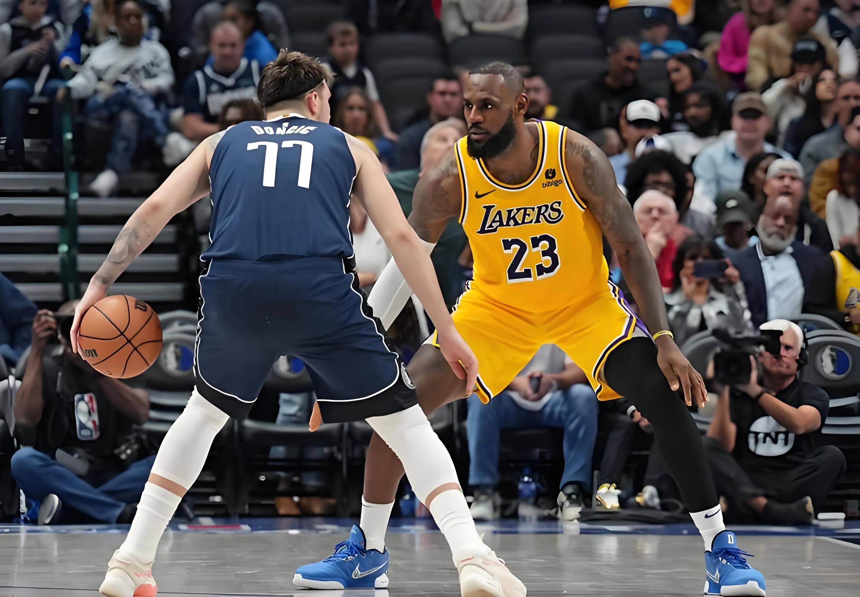 詹姆斯迎来二十赛季高光表现,独行侠球迷沸腾!  詹姆斯迎来二十赛季高光表现,独行侠球迷沸腾!