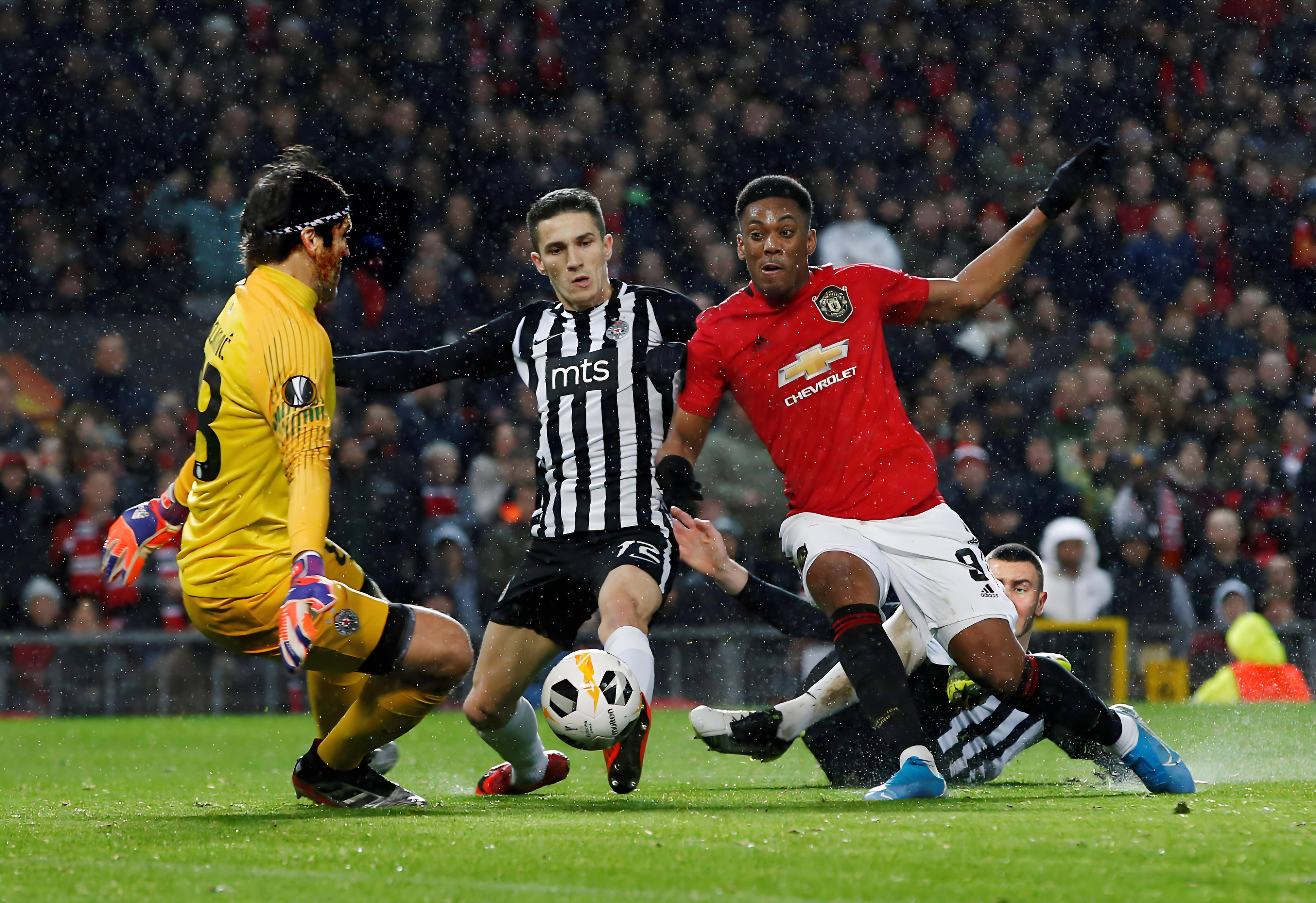 包含摩纳哥训练开放日，关键时刻门线救险引欢呼，欧冠在即，控场能力受关注的词条